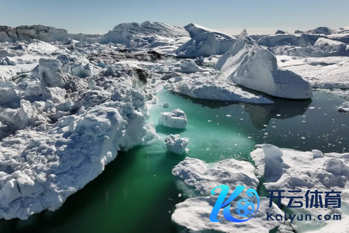 △俯视格陵兰岛伊卢利萨特冰峡湾融解的冰山（图源：纽约邮报）